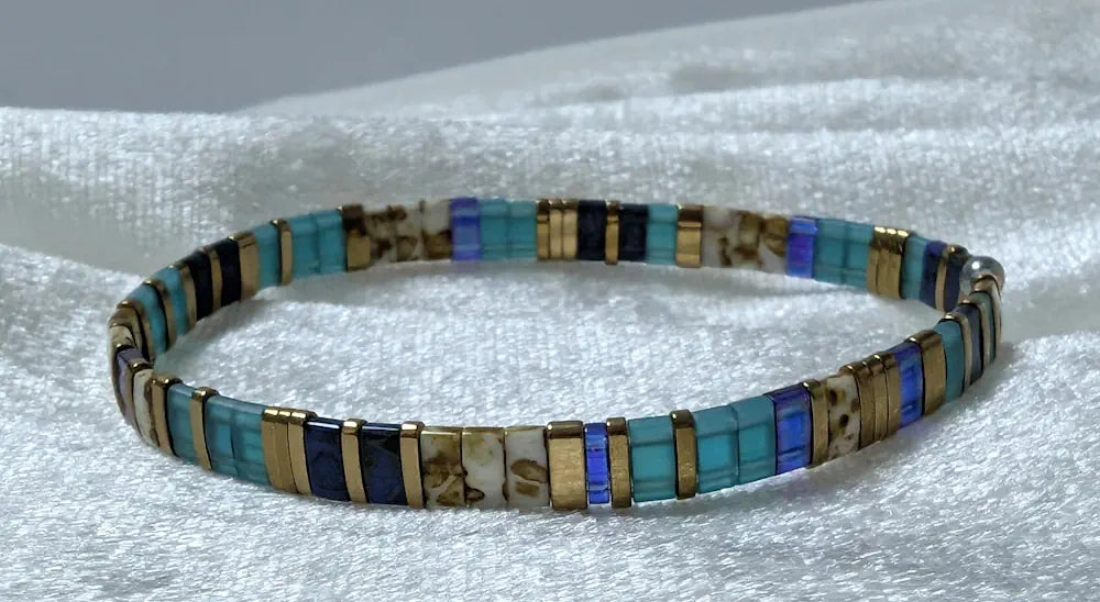Le Bracelet Aiiro en perles de verre du Japon est un camaïeu de bleu allié à l'éclat subtil du doré