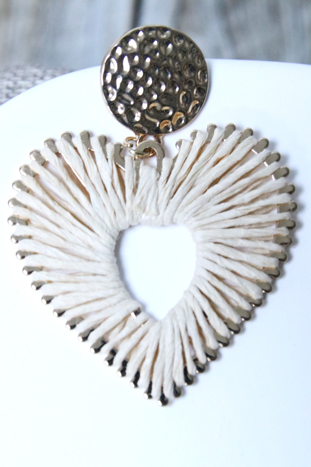 Bijou léger en raphia et acier inoxydable, boucles d’oreilles cœur. Zoom sur une boucle.