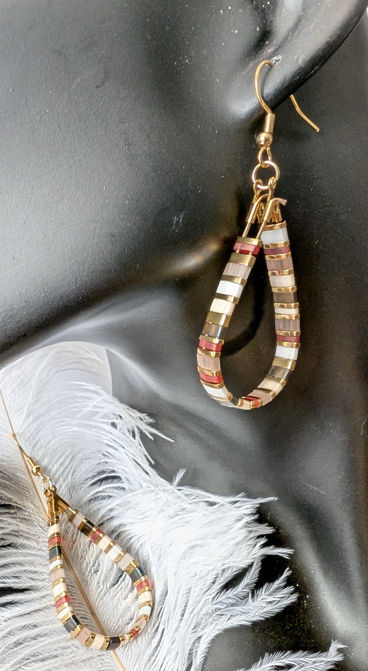 Les boucles d'oreilles Sakura sont fines et originales. Mélanges de couleurs discrètes mais lumineuses.