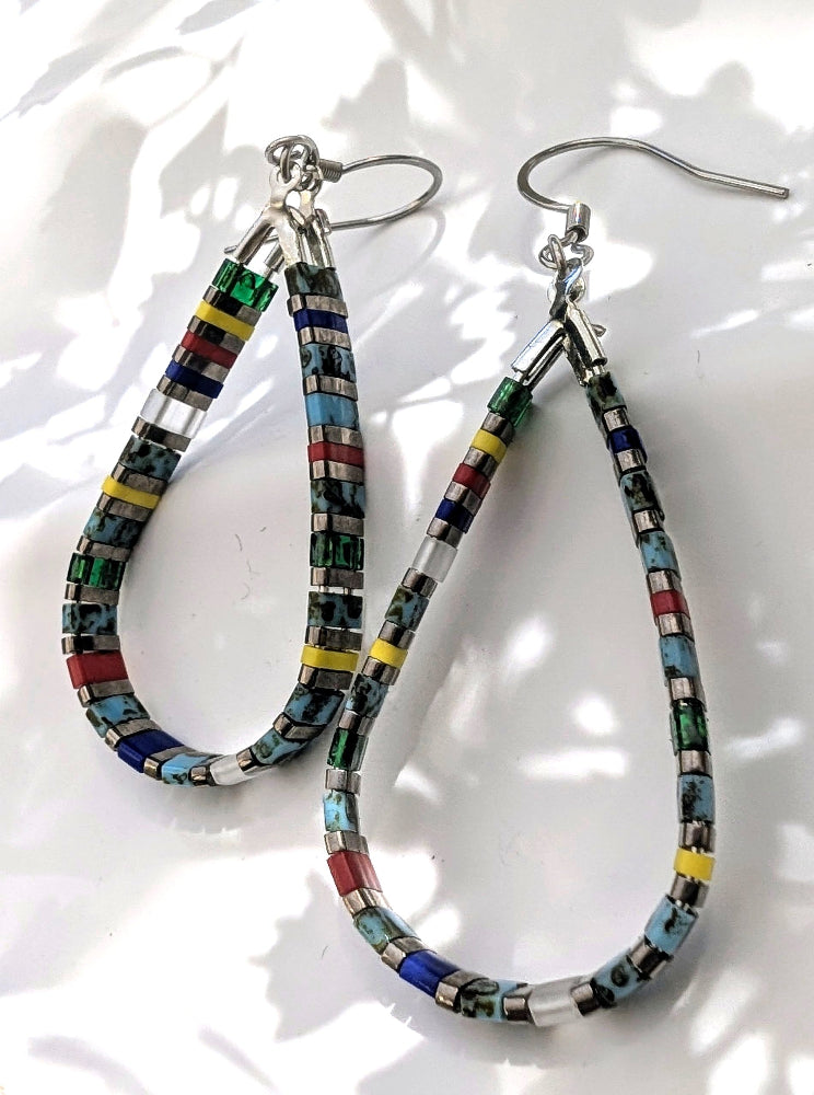Détail des boucles d’oreilles Aya perles Miyuki finition argentée