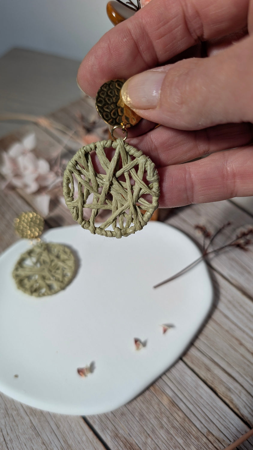 Boucles d’oreilles légères en raphia vert sauge, bijou artisanal raffiné