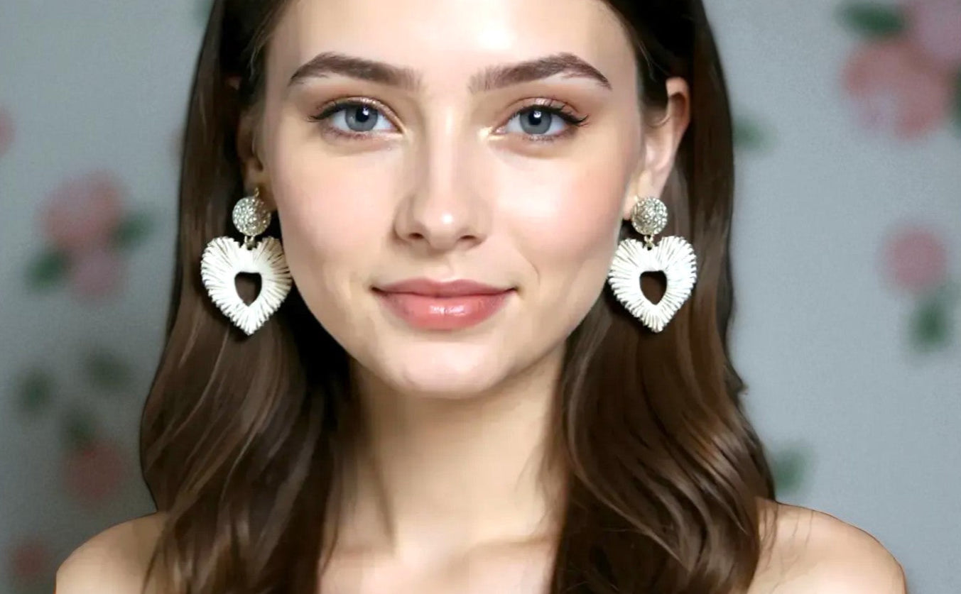 Boucles d’oreilles artisanales cœur, raphia naturel et acier inoxydable, style bohème chic.