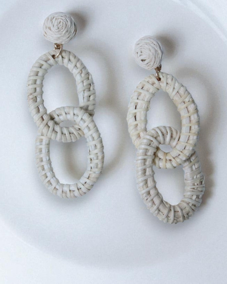 Boucles d’oreilles en rotin naturel, deux anneaux tressés pour un style léger et élégant