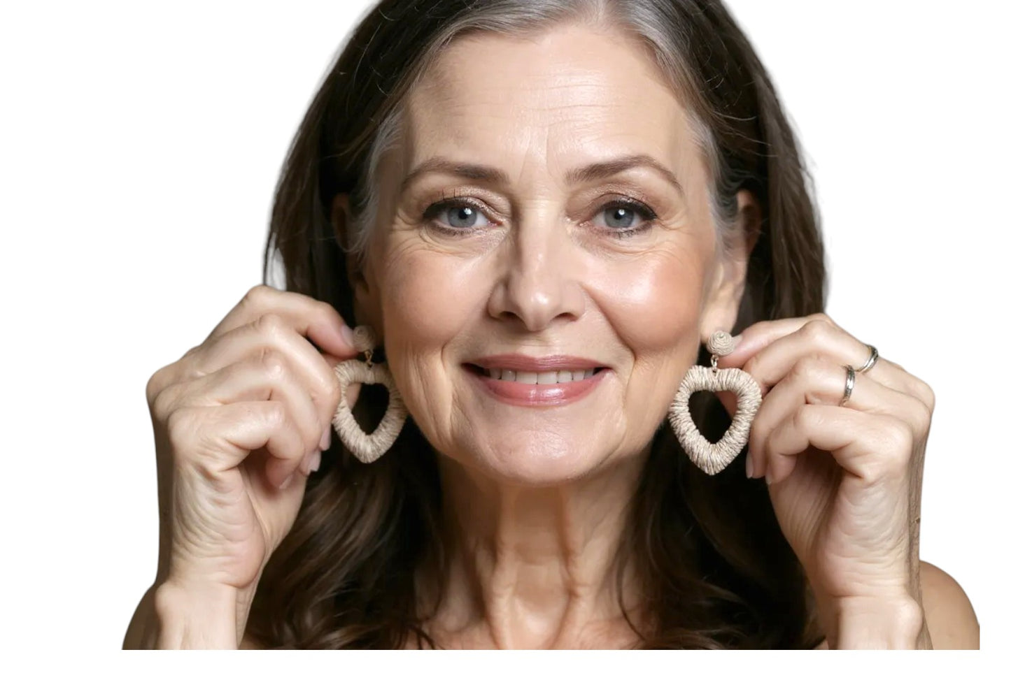 Boucles d’oreilles raphia naturel, tissage artisanal et léger, style bohème chic.