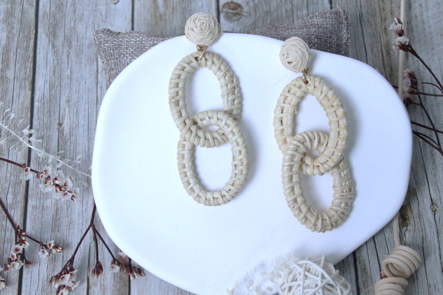 Boucles d’oreilles artisanales doubles anneaux en rotin naturel bohème chic
