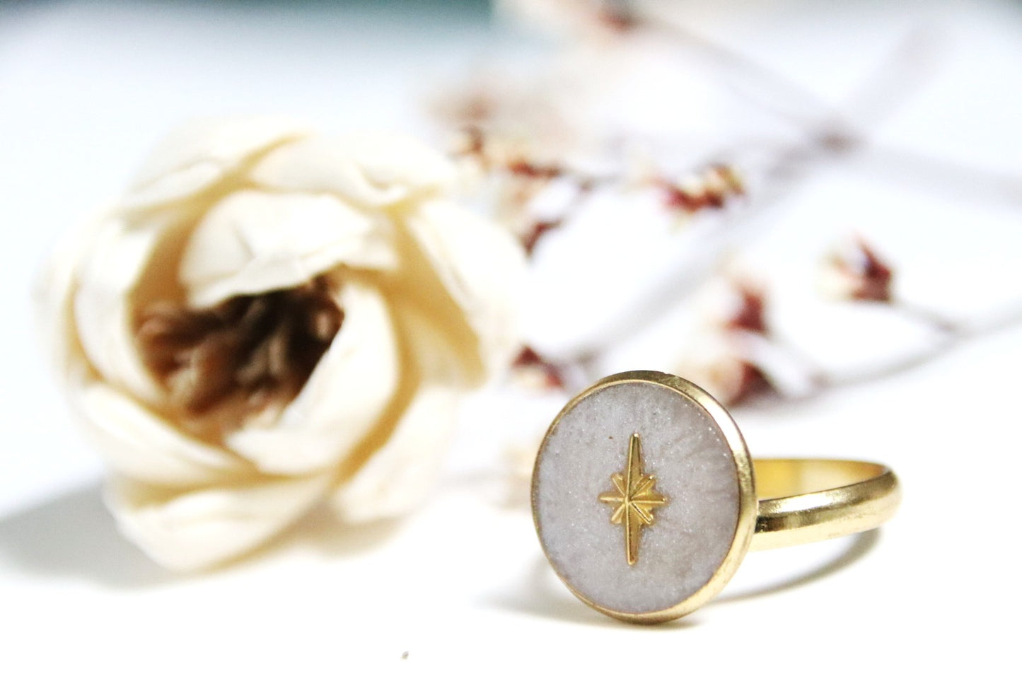 bague ajustable étoile dorée cabochon satiné
