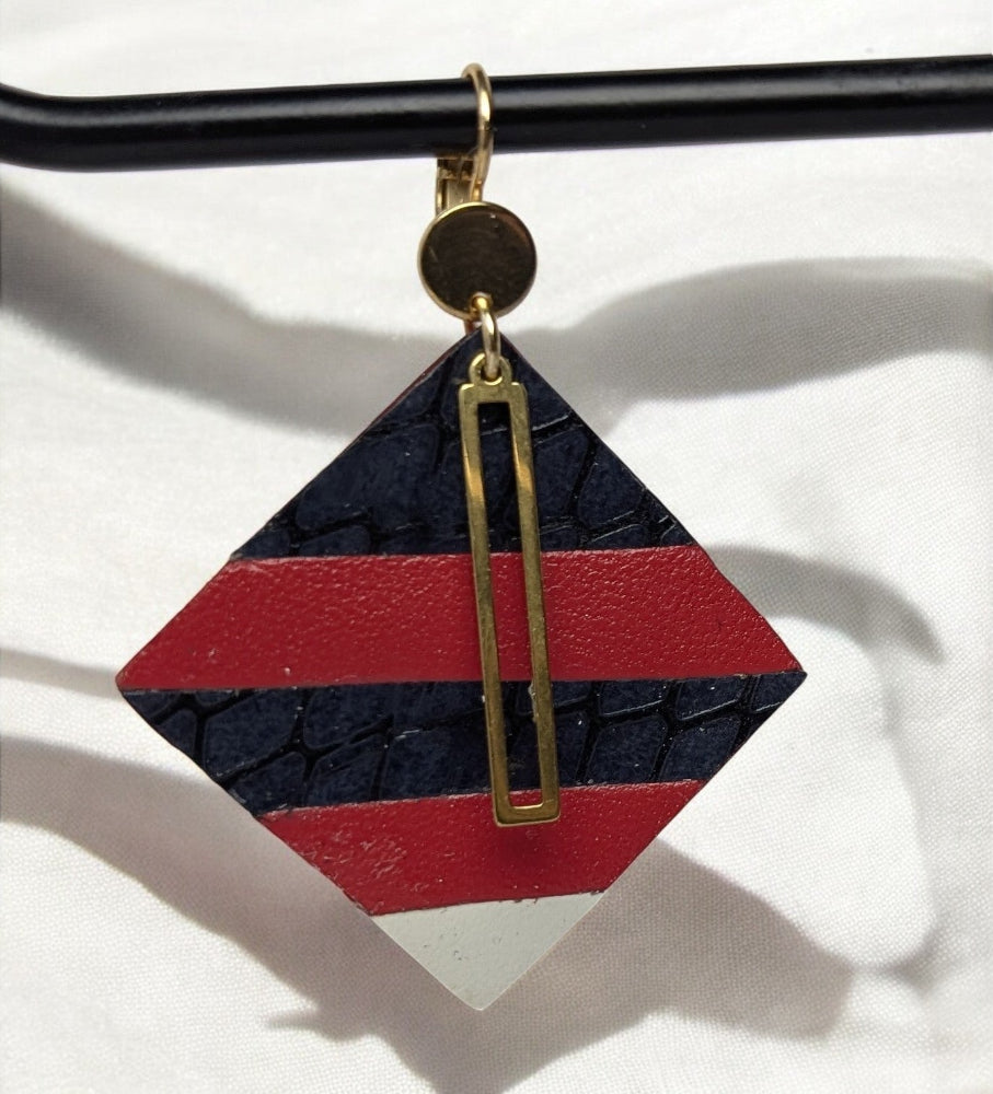 Boucles d'oreilles en cuir bleu blanc rouge avec acier doré, 6,5 cm, modèle Les Petites Françaises. Zoom sur une des boucles