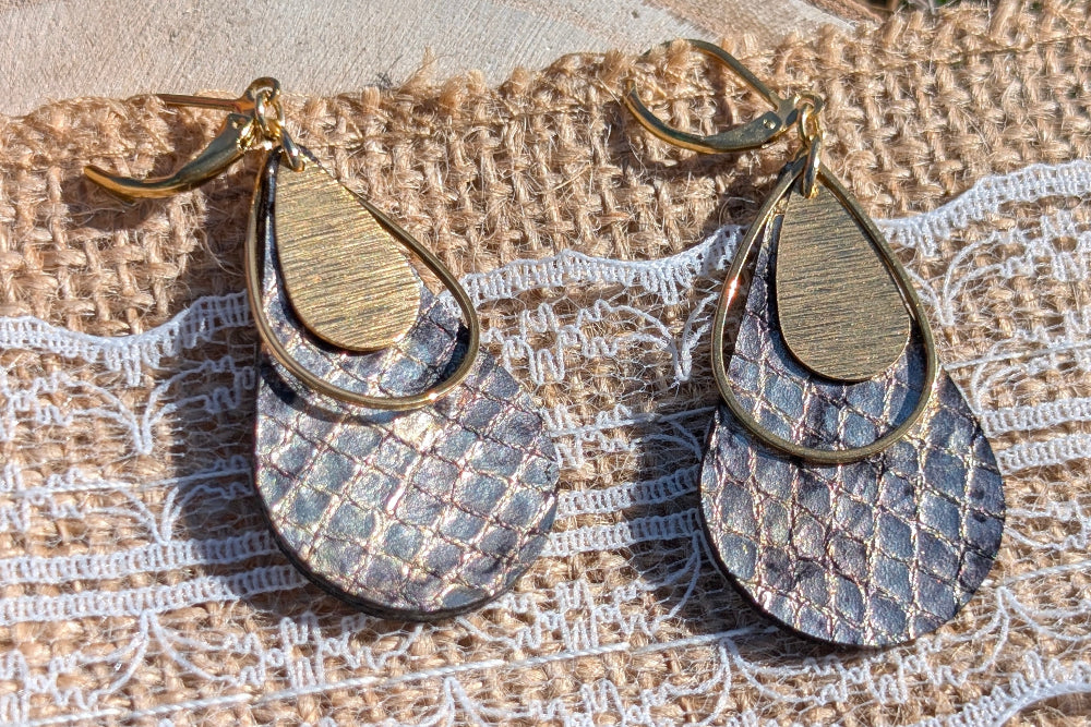 Boucles d'oreilles en cuir imprimé serpent et larmes en laiton, modèle Lysandra, un design sauvage et tendance