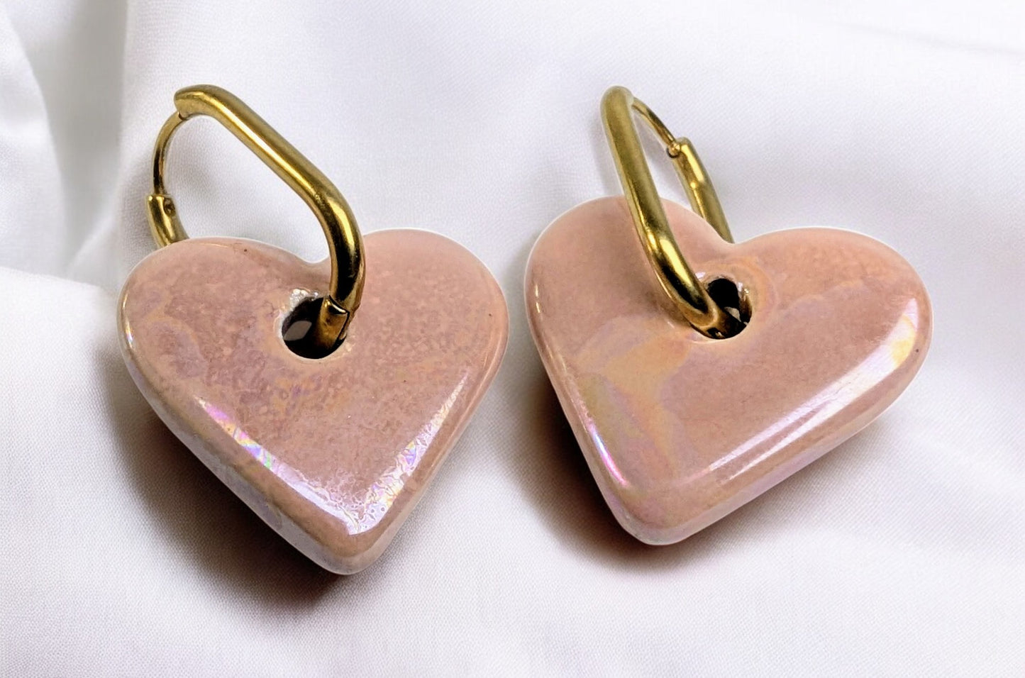 Boucles d’oreilles Petit Cœur de Pierre – Créoles en acier inoxydable doré avec pendentif cœur en céramique pêche. Élégantes et raffinées