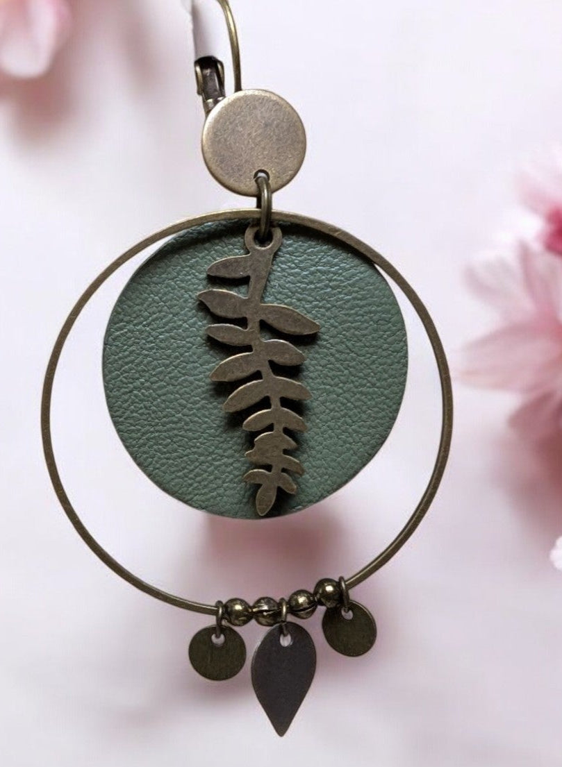 Bijou bohème Silvaé – Boucles en cuir véritable et laiton, inspiration nature