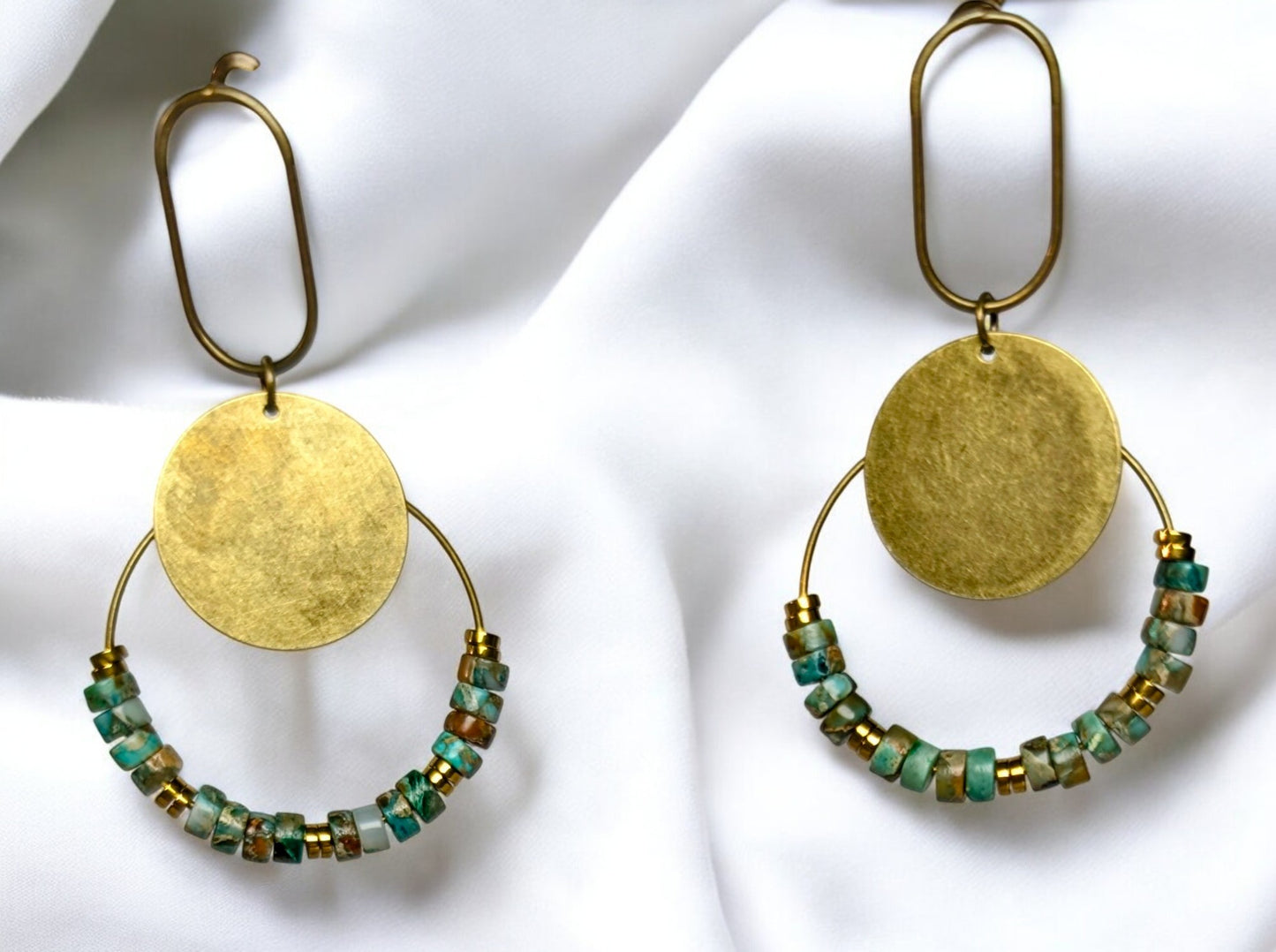 Boucles d'oreilles Varana petites en laiton bronze ornées de perles colorées inspirées de Varanasi