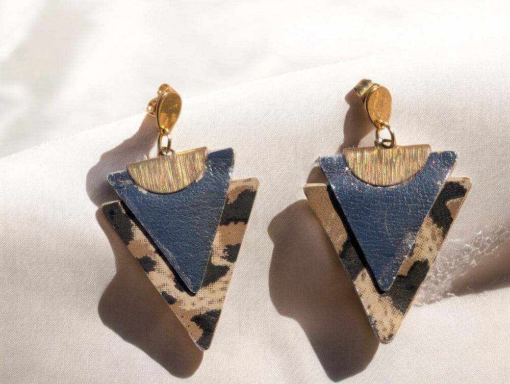 Boucles d’oreilles en cuir motif léopard, forme triangulaire, élégantes et modernes – Collection Léopard et Cuir