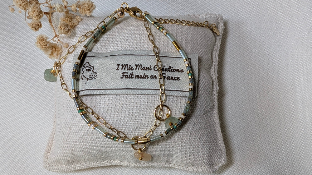 Bracelet Éclats Liés Jade en gros plan, mettant en avant les perles Miyuki Tila et la chaînette trombone en acier inoxydable.Décor fleurs séchées