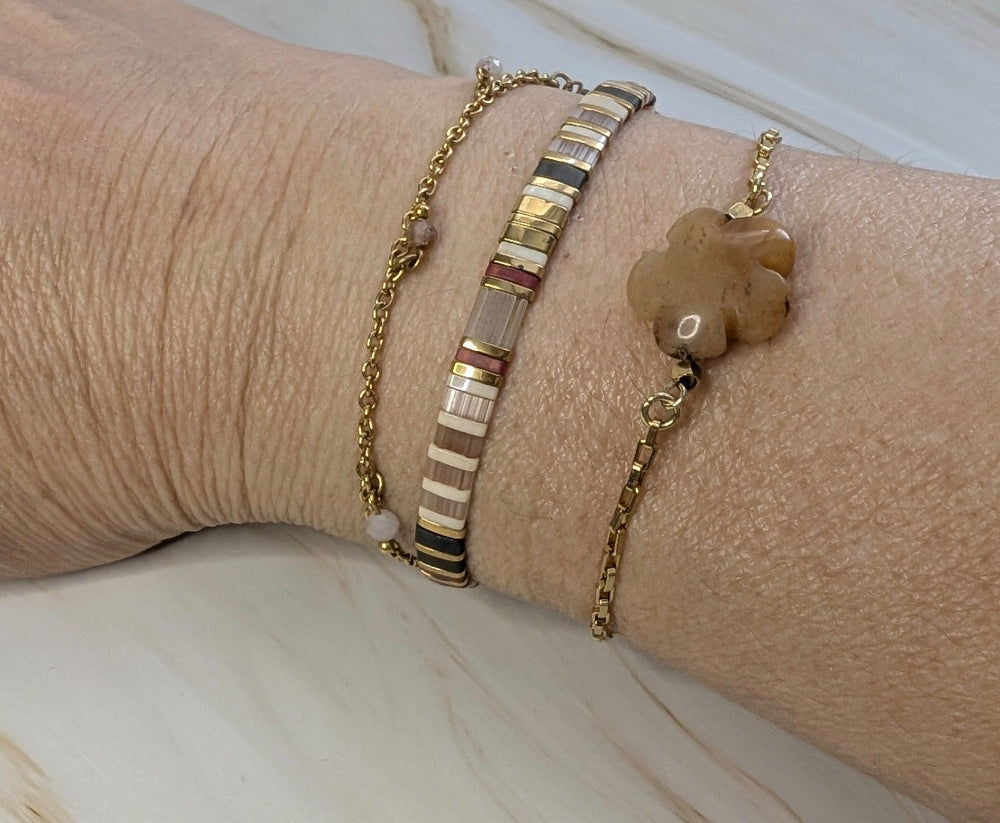 Bracelet Éclats Liés Nude Rosé porté, illuminant le poignet avec élégance et finesse.