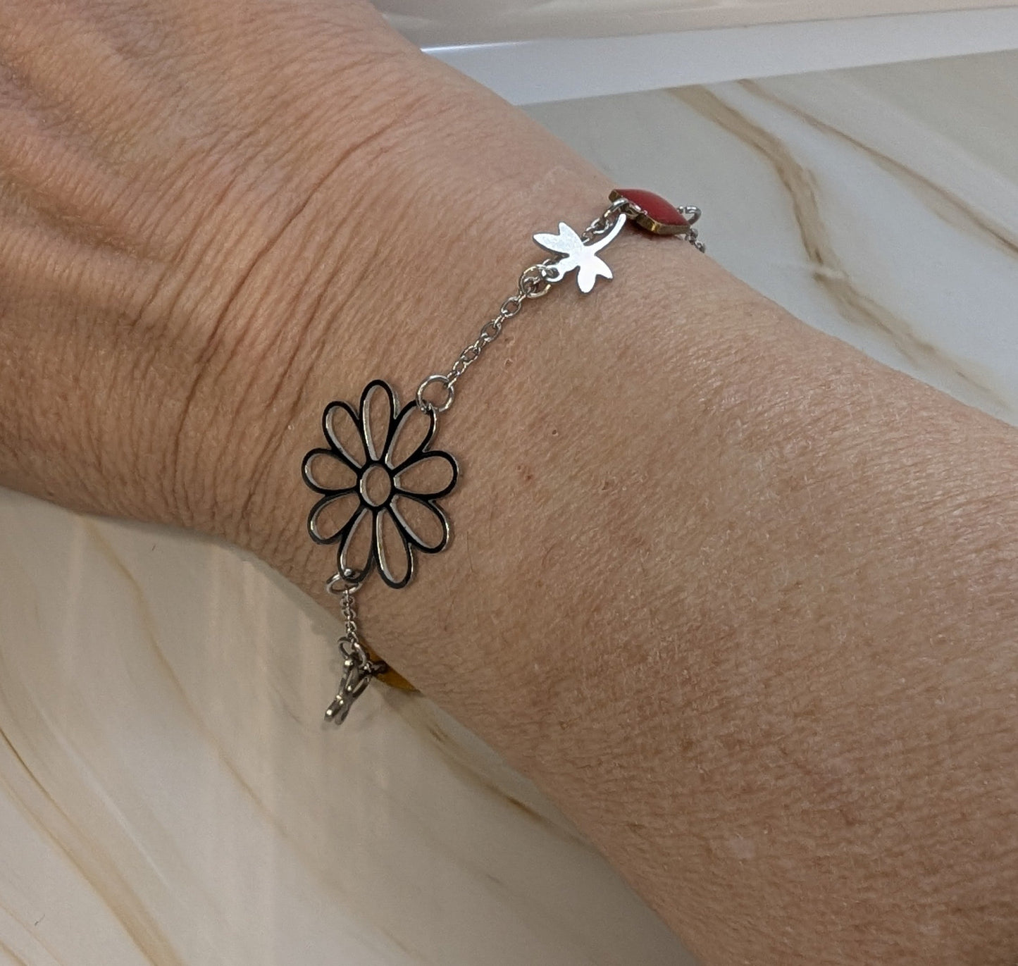 Bracelet Floréale porté au poignet, apportant une touche élégante et printanière.