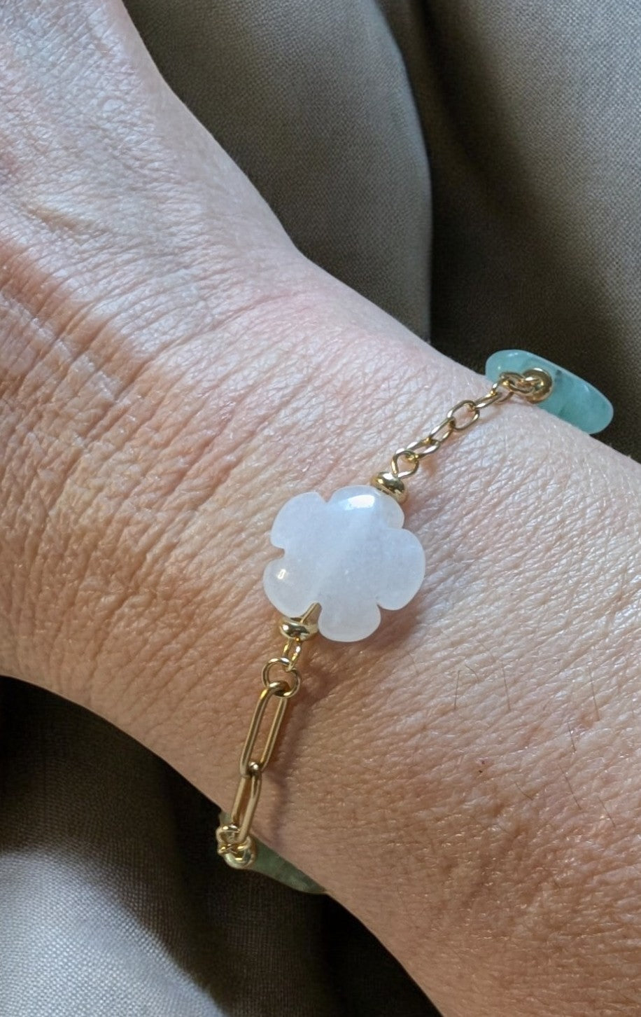 Bracelet Iséa porté, illuminant le poignet avec élégance et raffinement.