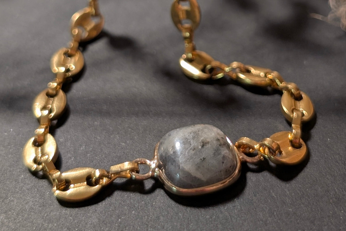 Zoom sur la pierre de jade vert gris du bracelet Jadéa