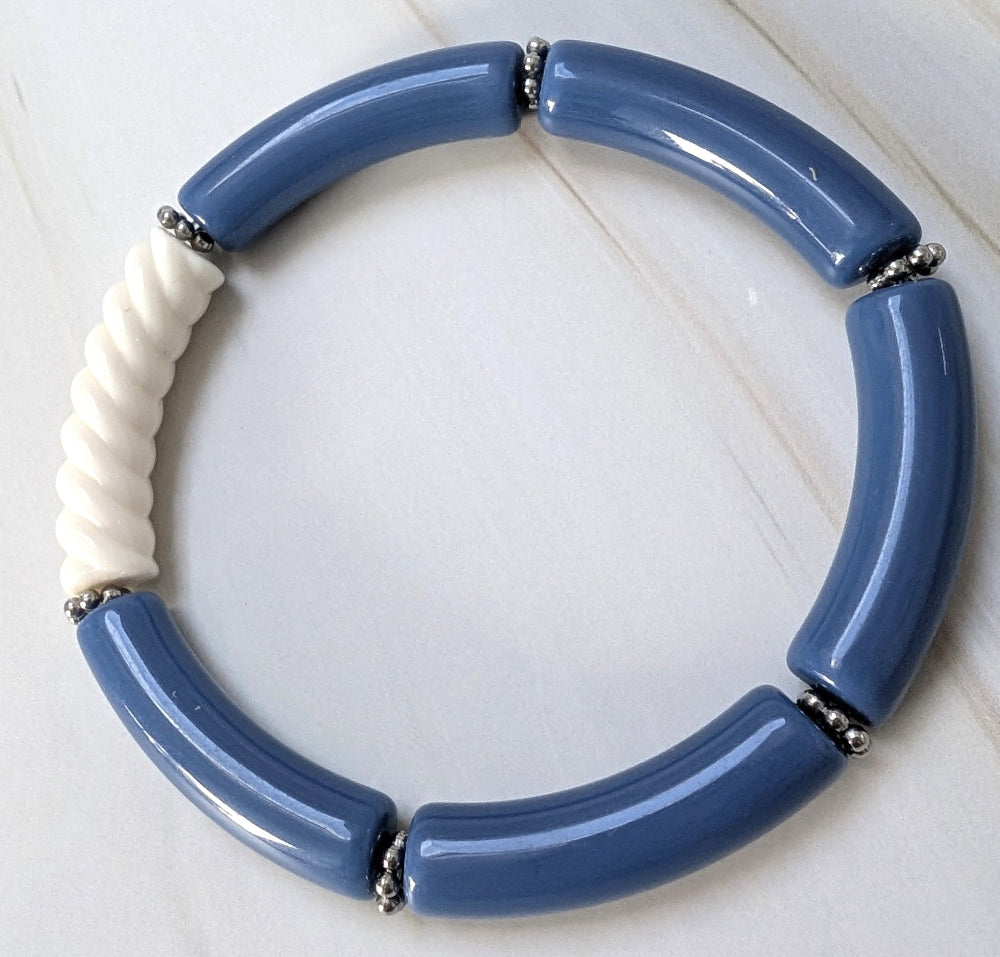 Bracelet résine modèle 24 bleu foncé et blanc torsadé