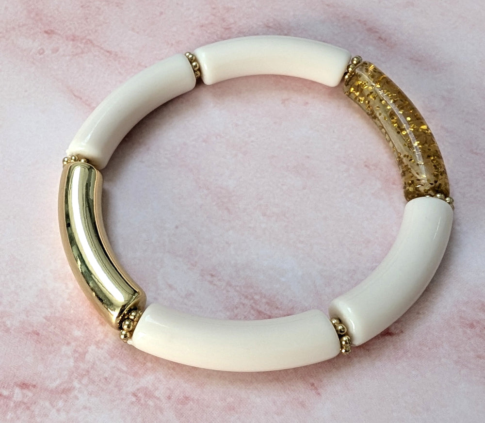 Bracelet résine modèle blanc cassé et paillettes doré
