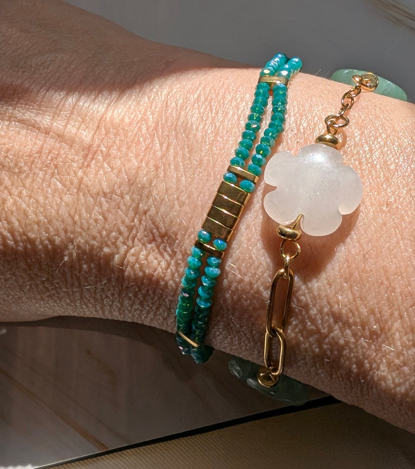 Bracelet Ondine porté au poignet, pour une touche sophistiquée et élégante au quotidien. Porté avec le bracelet Iséa