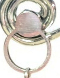 Détail de l'attache des boucles d'oreilles Brise Marine, éléments en acier inoxydable.