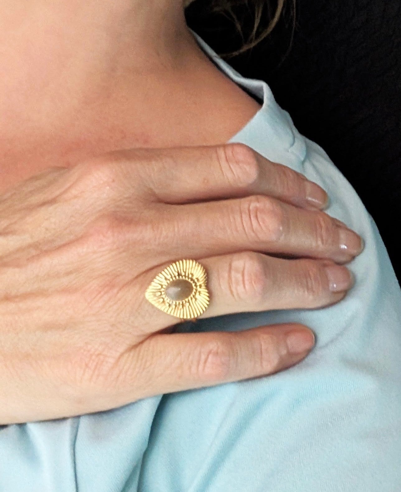 Bague Cœur Doré Moka portée, en acier inoxydable doré avec cabochon en résine brun pailleté