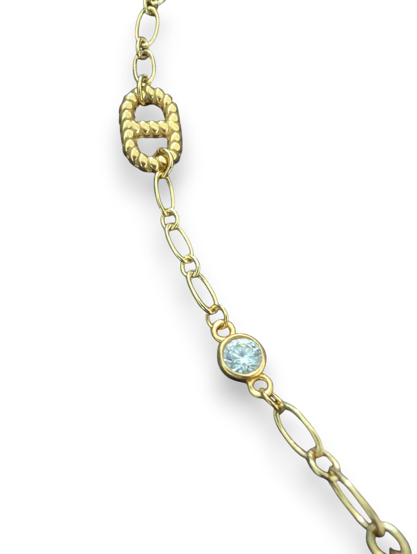 Détail du collier Névia avec chaîne fine, connecteurs grain de café et strass