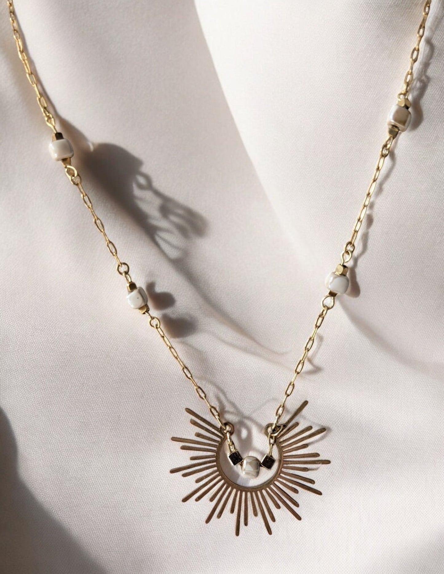 Collier Soléa en acier inoxydable doré, fait main, avec pendentif rayonnant et perles raffinées.