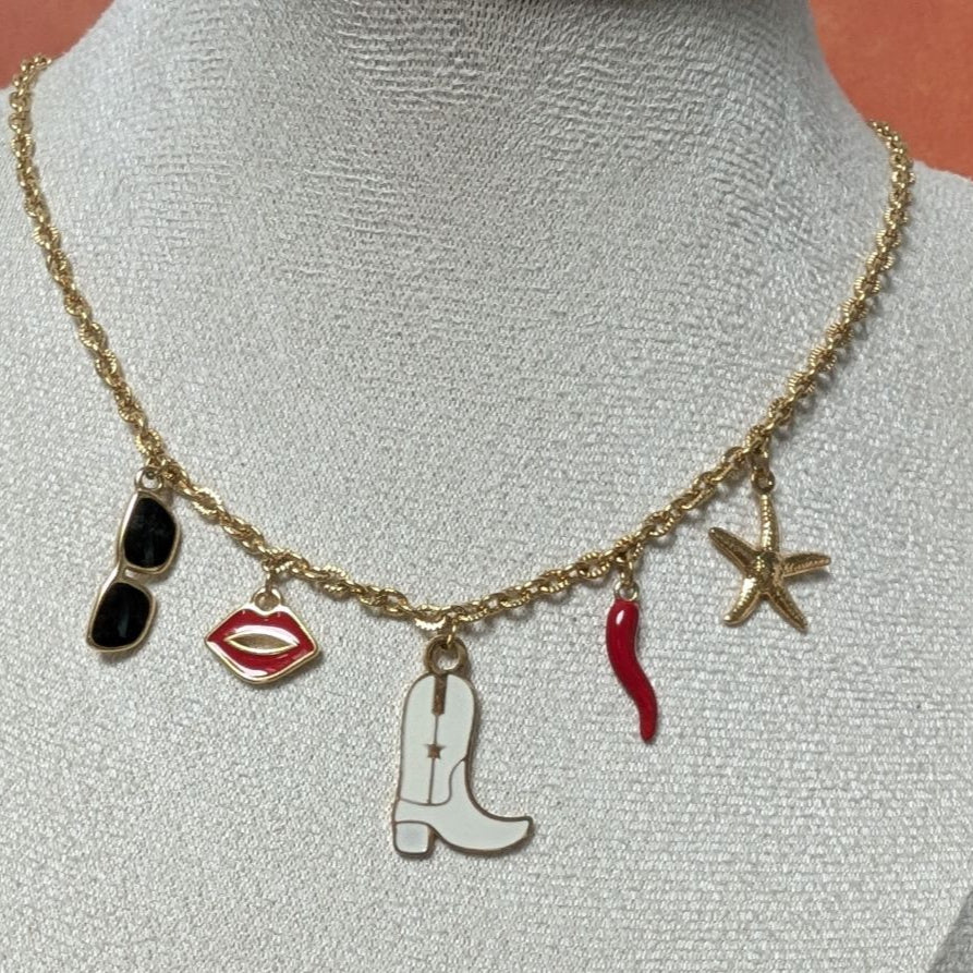 Collier Dolce Vita en acier inoxydable, orné de charms originaux : botte cowboy blanche, lunettes noires, lèvres rouges, corne d’abondance et étoile de mer