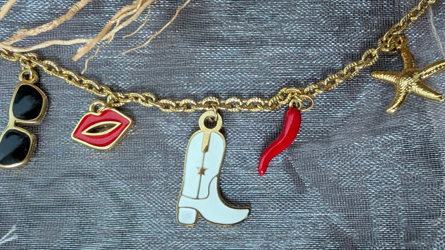 Collier Dolce Vita avec charms colorés : botte cowboy, lunettes, lèvres rouges, corne d’abondance et étoile de mer