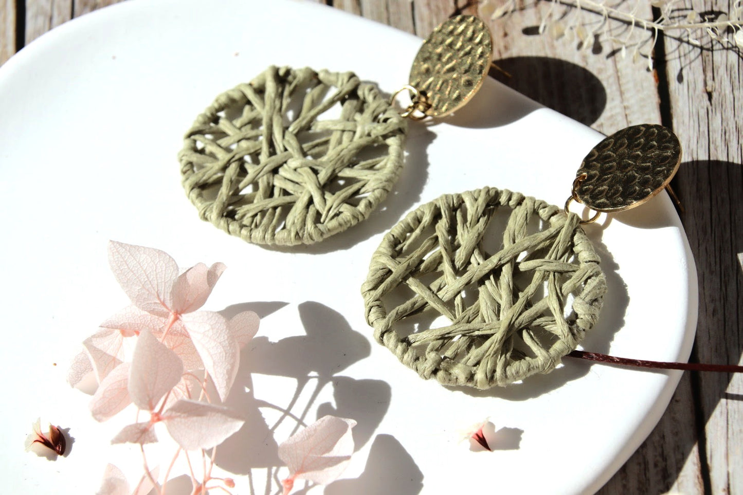 Boucles d’oreilles bohème chic en raphia naturel vert sauge, style artisanal