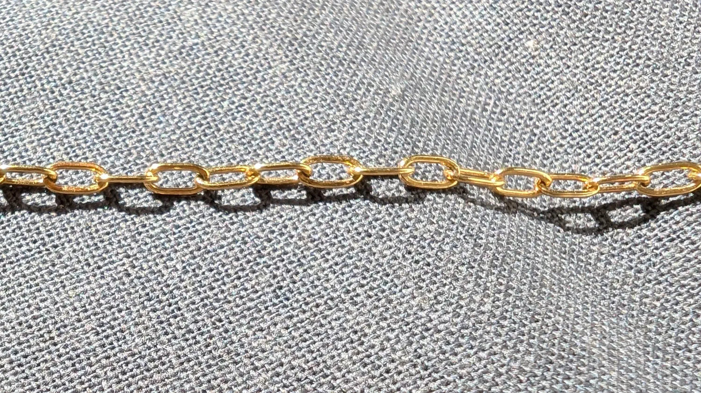 Zoom sur la chaîne fine et élégante du collier Lyséa.