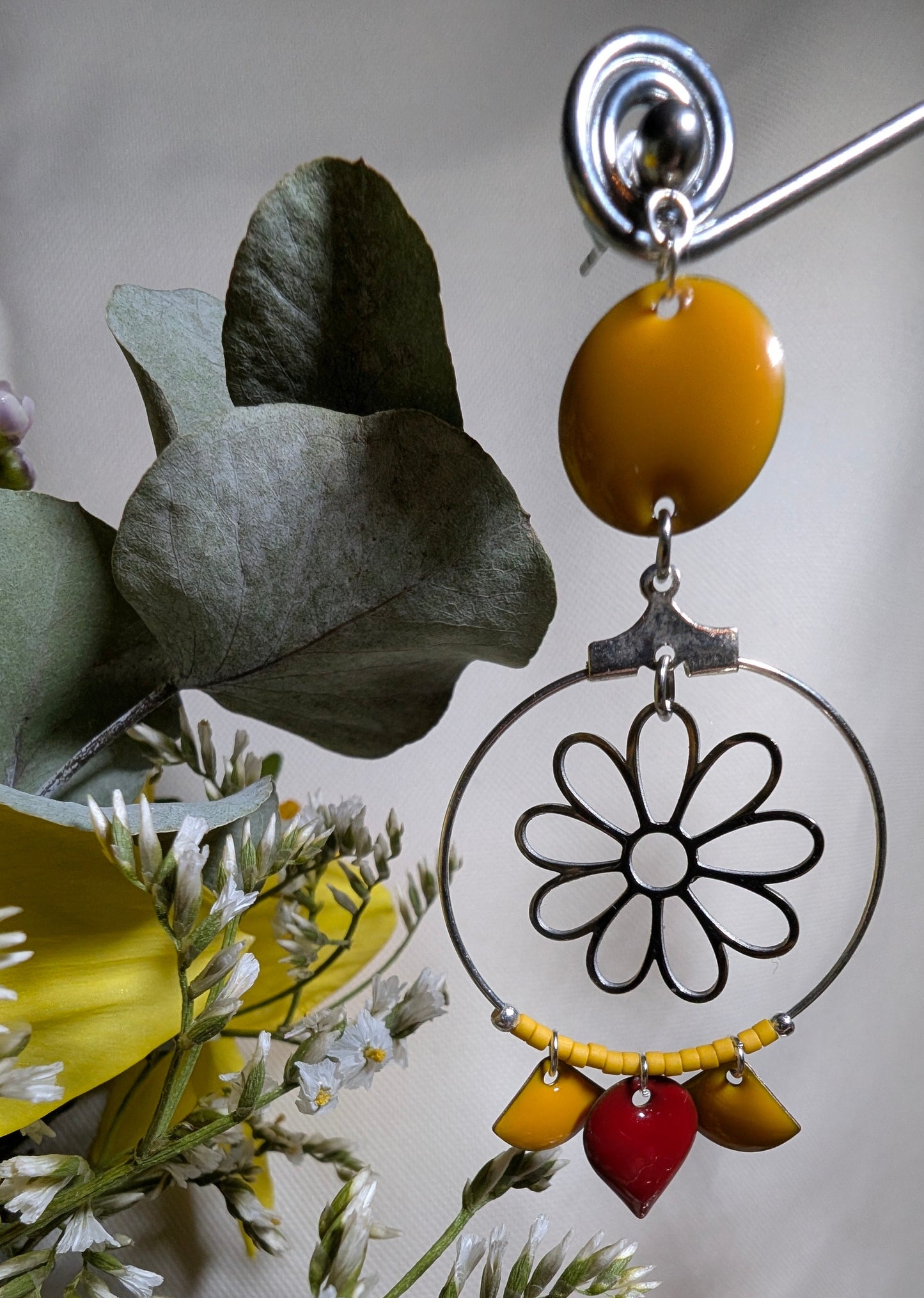 Détail des boucles d'oreilles Floréale, perles Miyuki et éléments floraux lumineux.