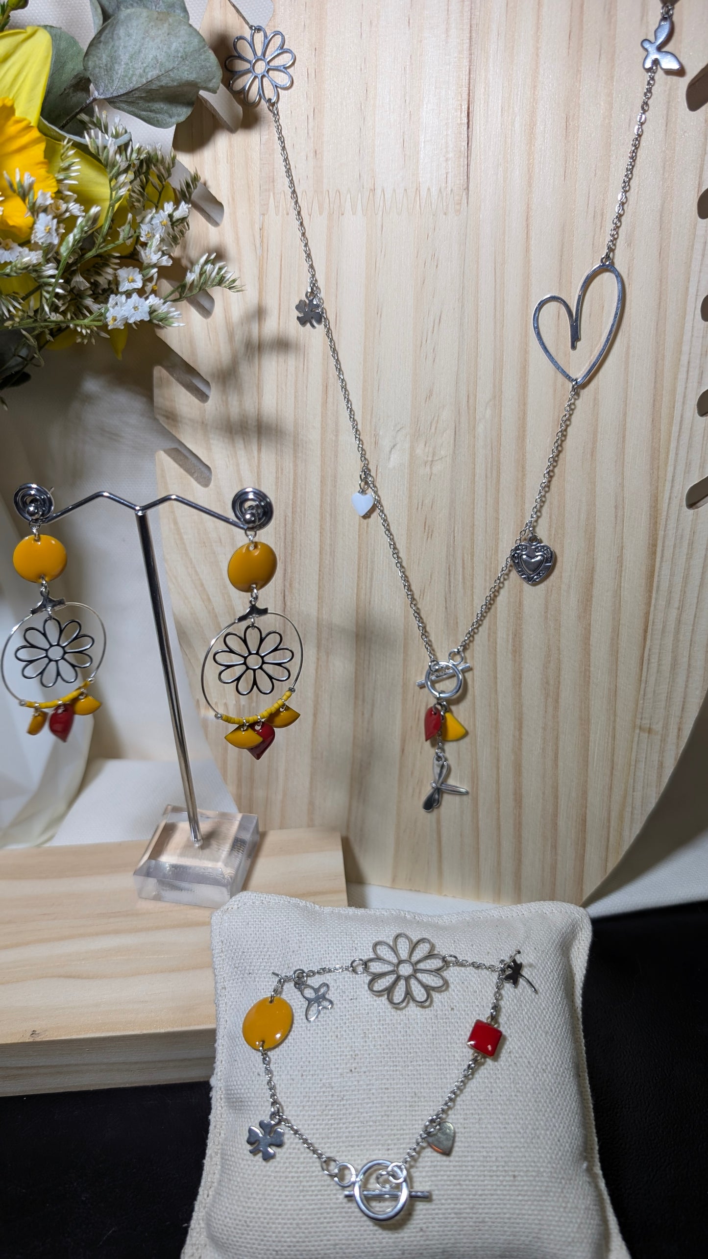 Ensemble Floréale avec bracelet et collier assortis pour un look harmonieux.