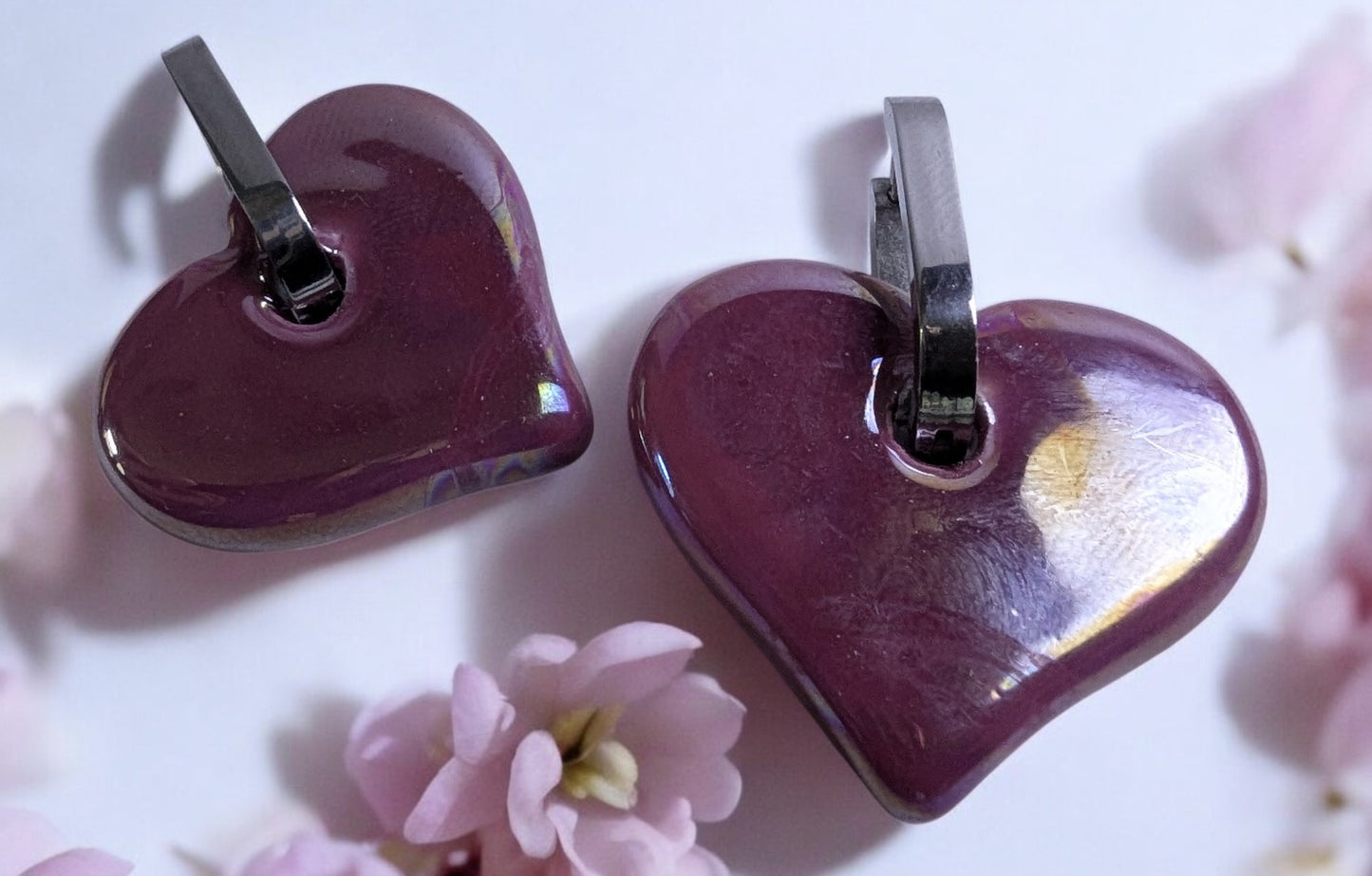 Boucles d'oreilles céramique cœur magenta, créole ovale en acier inoxydable argenté, bijoux raffinés.