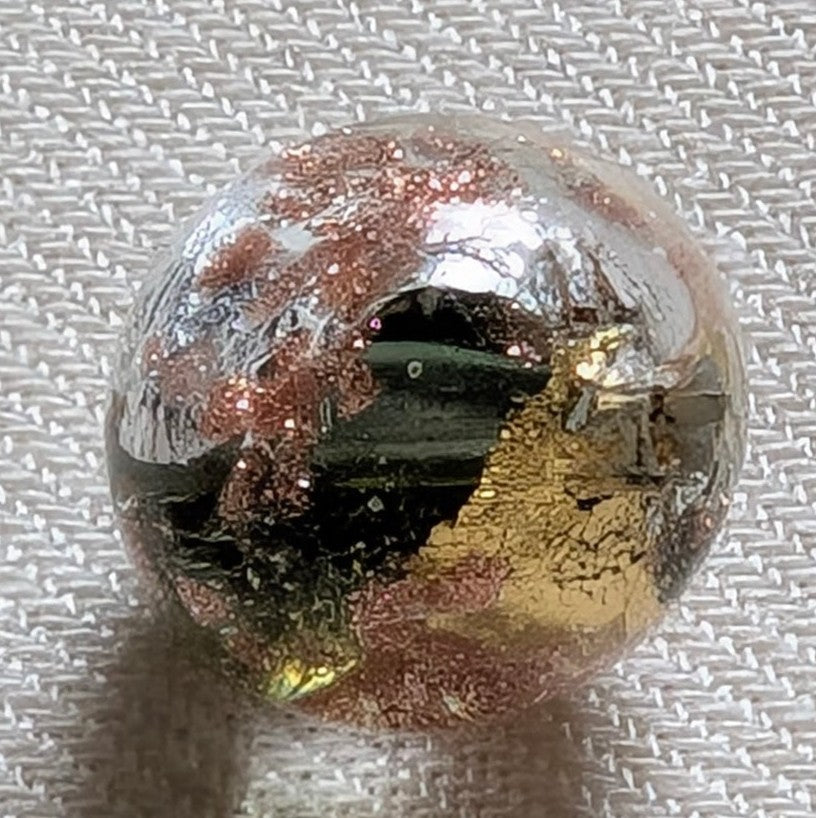 Zoom sur la perle de Murano du modèle Nénéai . Détail dorés et argentés.