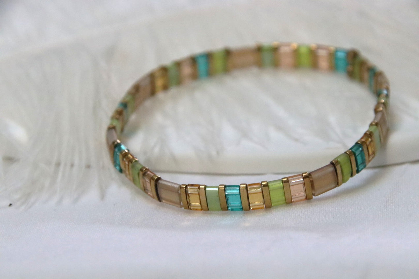 Bracelet Suiren en perles lumineuses aux tons doux et éclatants, inspiré d'un paysage de montagne.