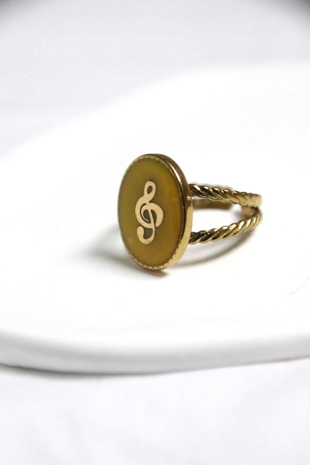 bague ovale doré cabochon jaune symbole musical