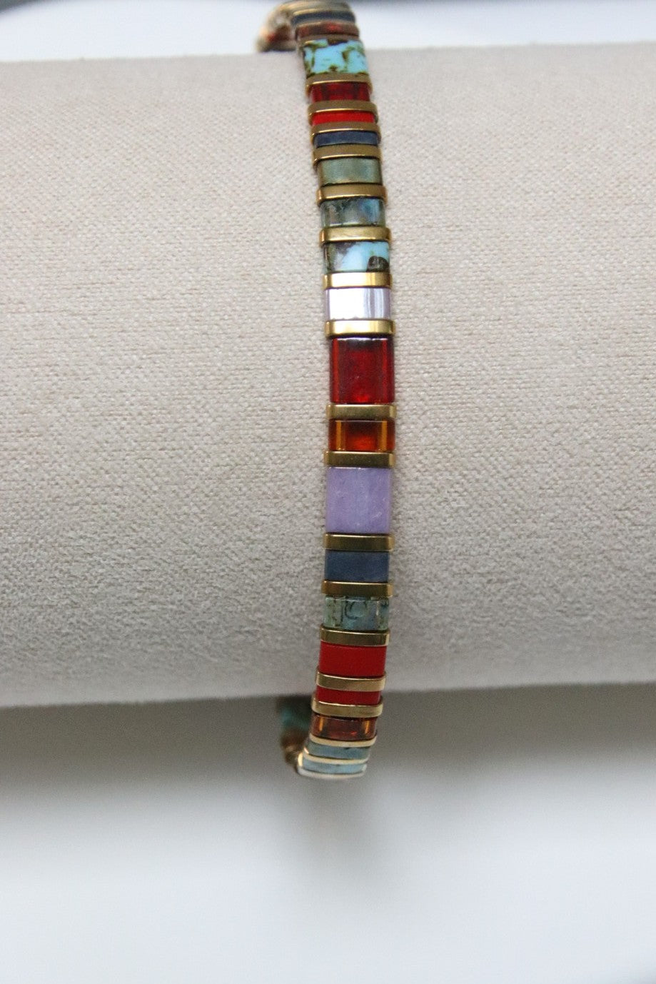 Bijou artisanal Yūgen, perles japonaises plates aux multiples couleurs, reflet d’élégance et de style.