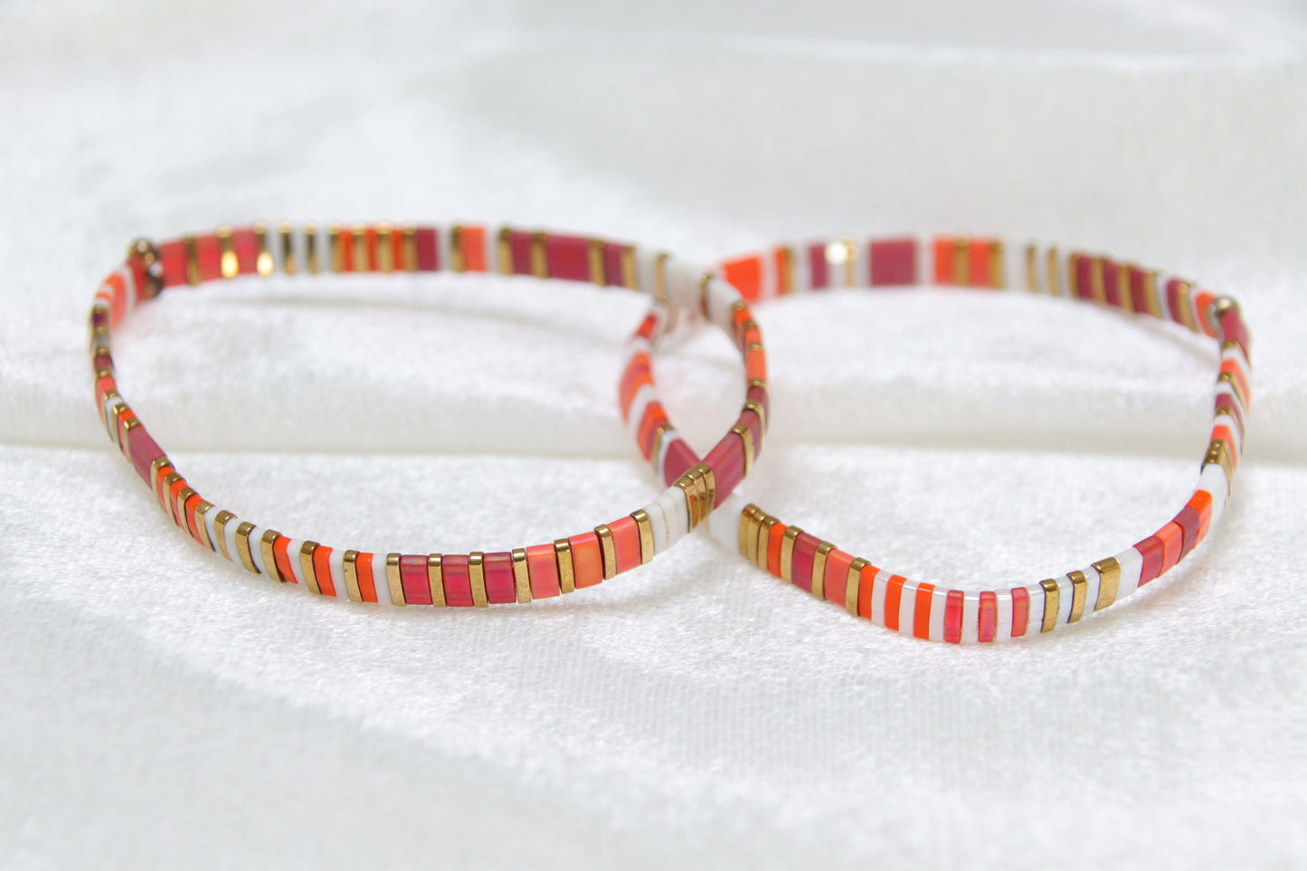 Bracelet en perles japonaises Yūhi, aux couleurs chaudes inspirées d’un coucher de soleil.