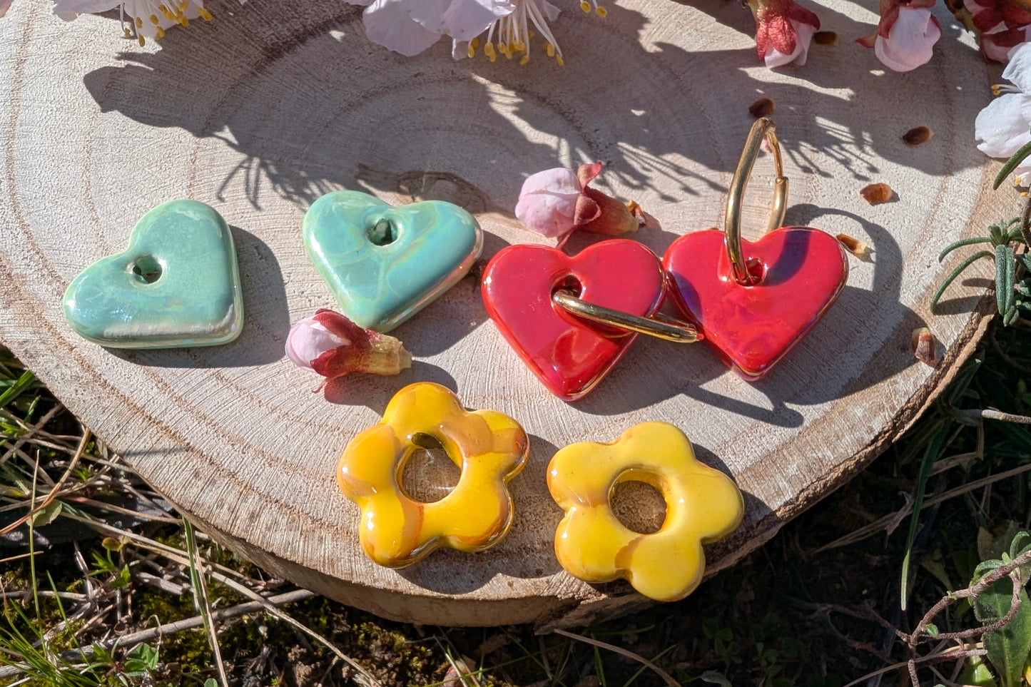 Boucles d'oreilles fleur et coeur en céramique et créoles interchangeables en acier inoxydable doré ou argenté.