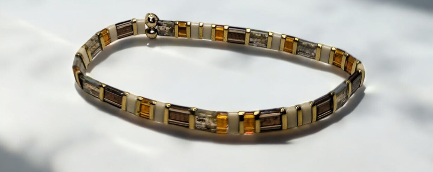 Bracelet élastiqué en perles japonaises mates et brillantes aux tons naturels. Zoom sur le bracelet