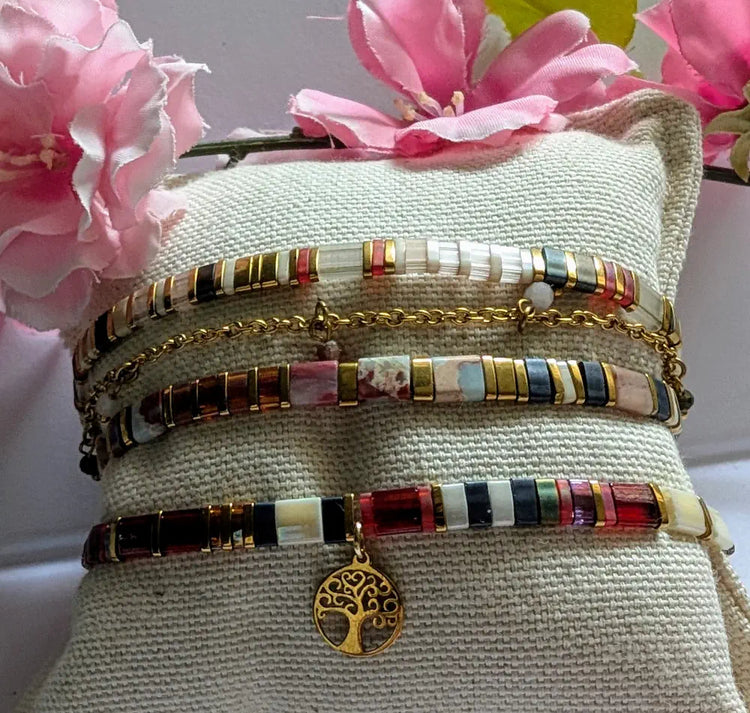 Bracelets créés avec des perles du Japon, connues pour leur qualité et leur précision. Des designs raffinés pour les amateurs de détails fins et élégants.