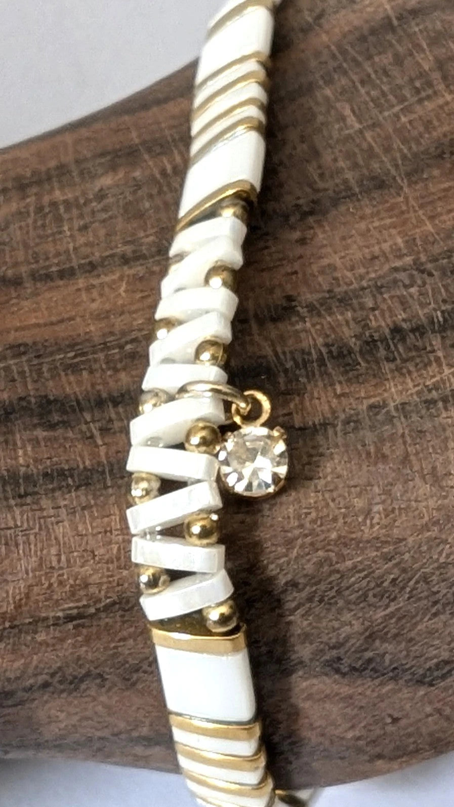 Le bracelet en perles du Japon, blanc et doré avec un petit strass en zircon. Eclatant !
