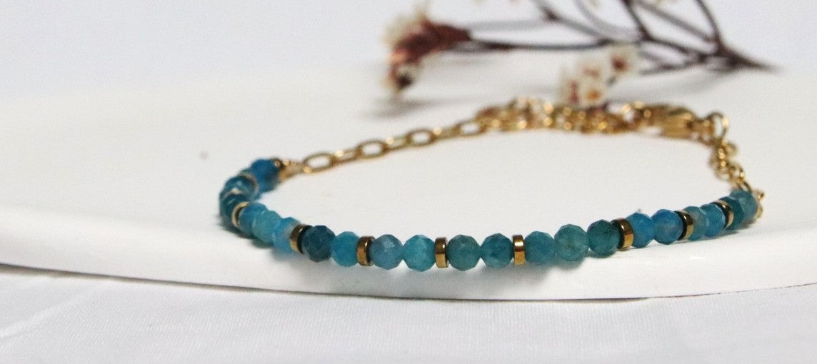 Le bracelet Nayla en acier et apatite, une pépite pour votre quotidien. 