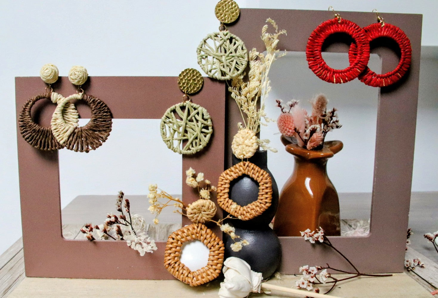 Une collection vintage, bohème de boucles d'oreilles en raphia et rotin, juste waouh