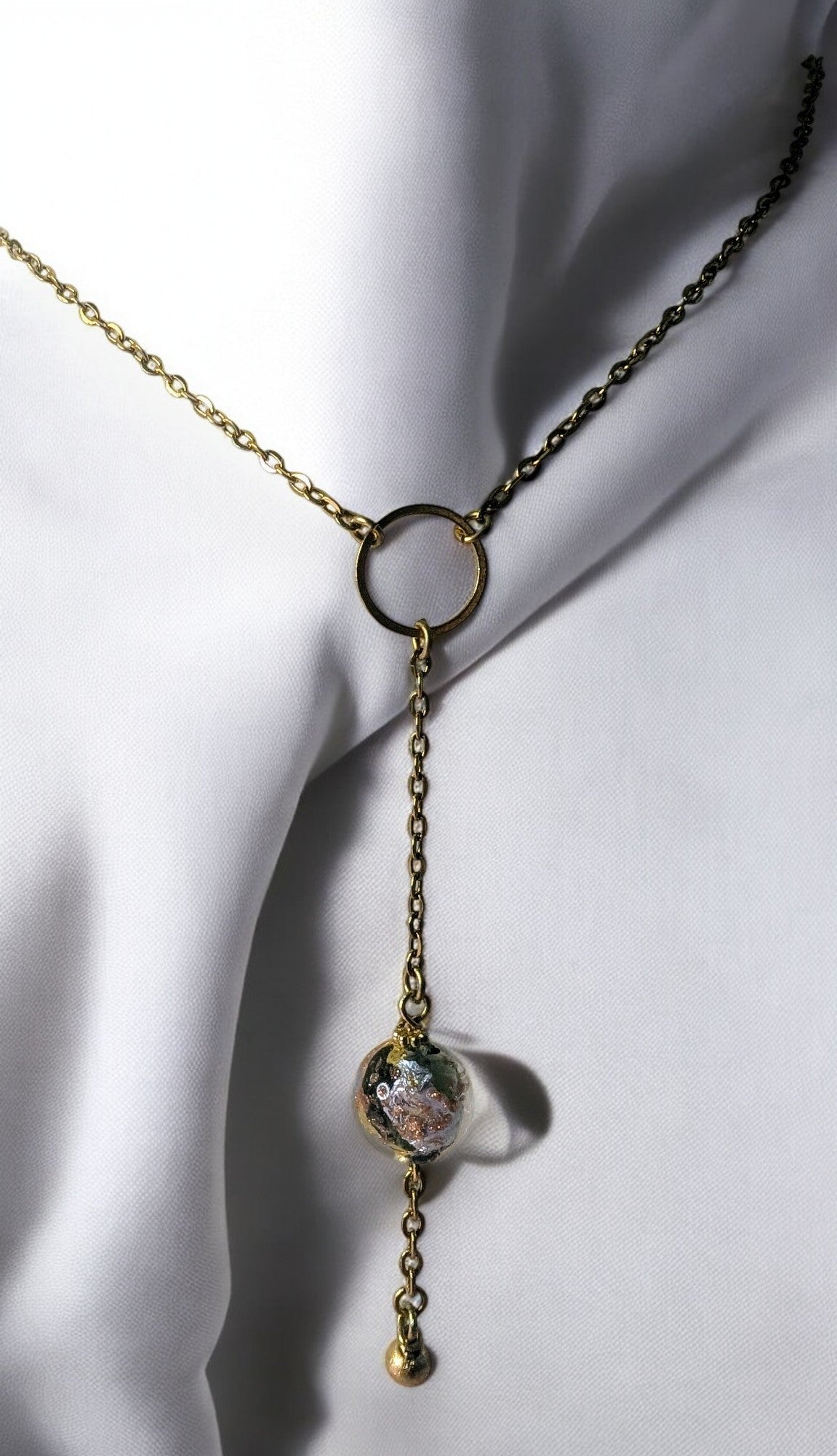 Le Collier Venezia, délicatesse de la perle de Murano, fines<se de sa chaine.