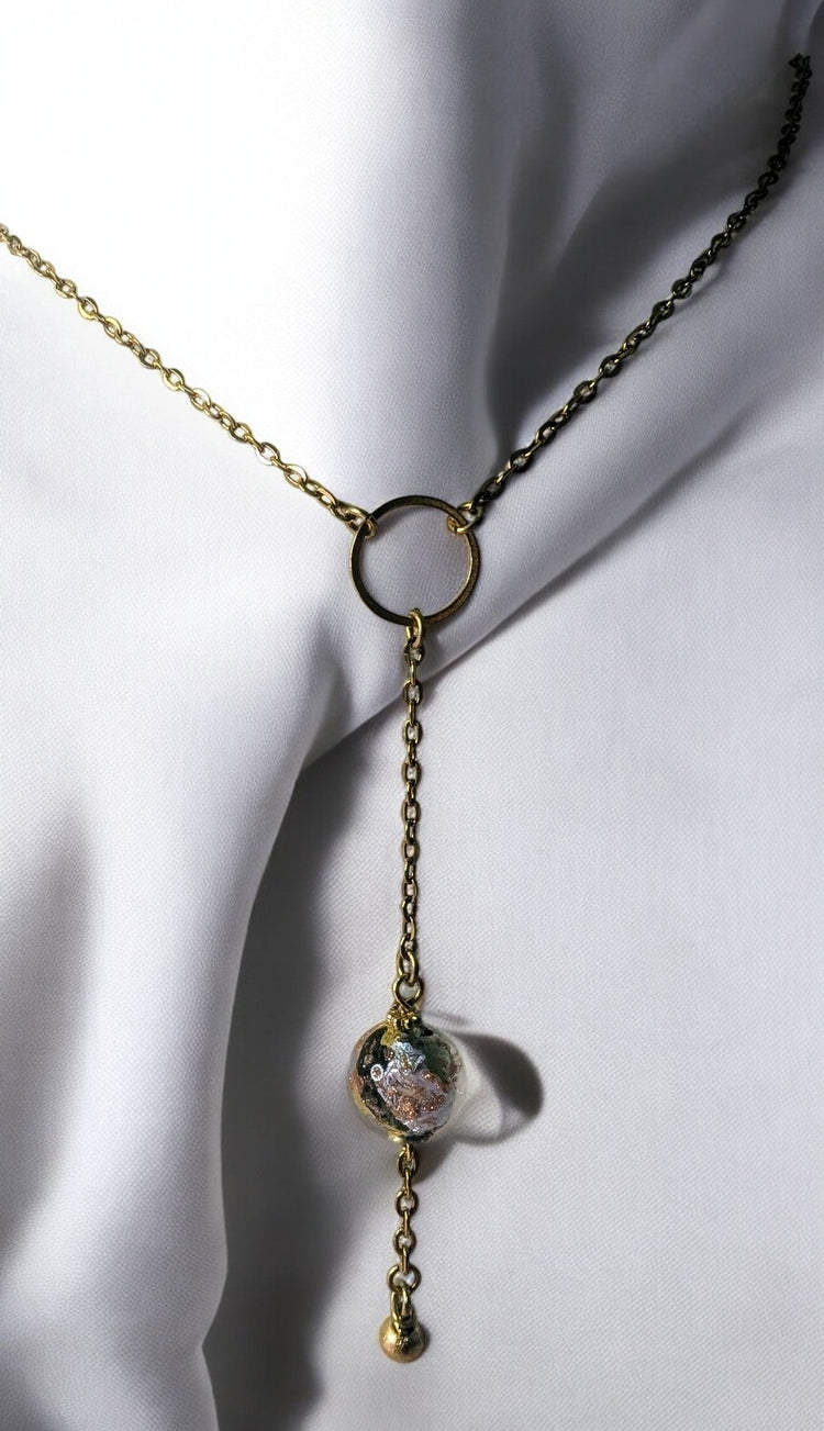 Le Collier Venezia, délicatesse de la perle de Murano, fines<se de sa chaine.