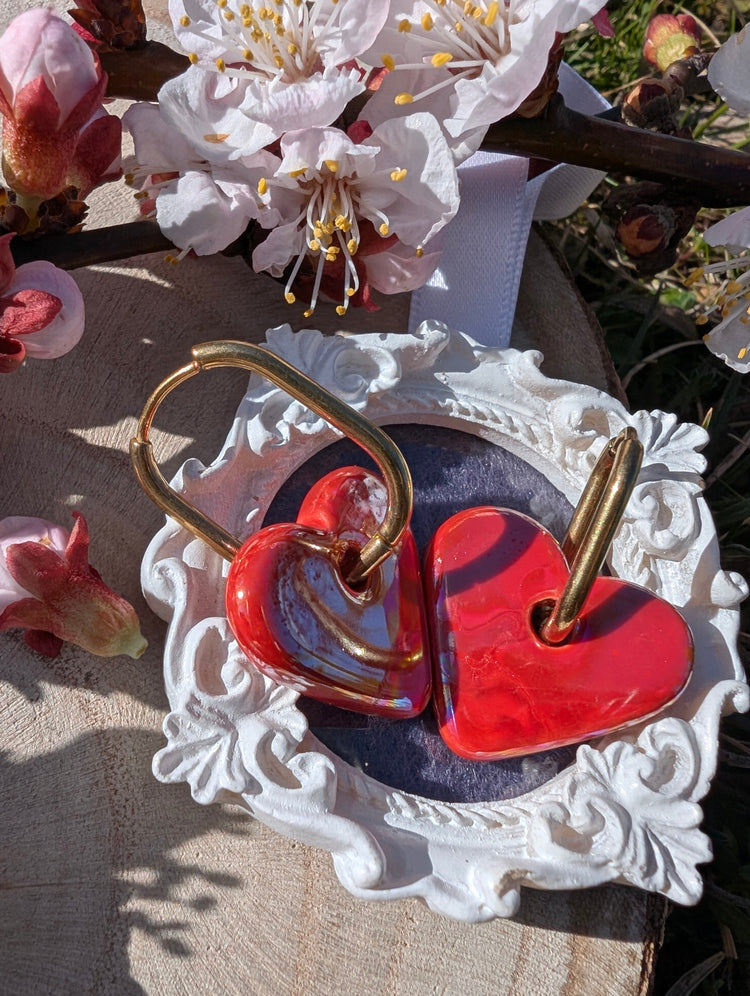 Boucles d'oreilles en céramique, design créatif et original, ici des éclatants cœurs rouge sur créoles dorées. Et la possibilité de choisir vos créoles.