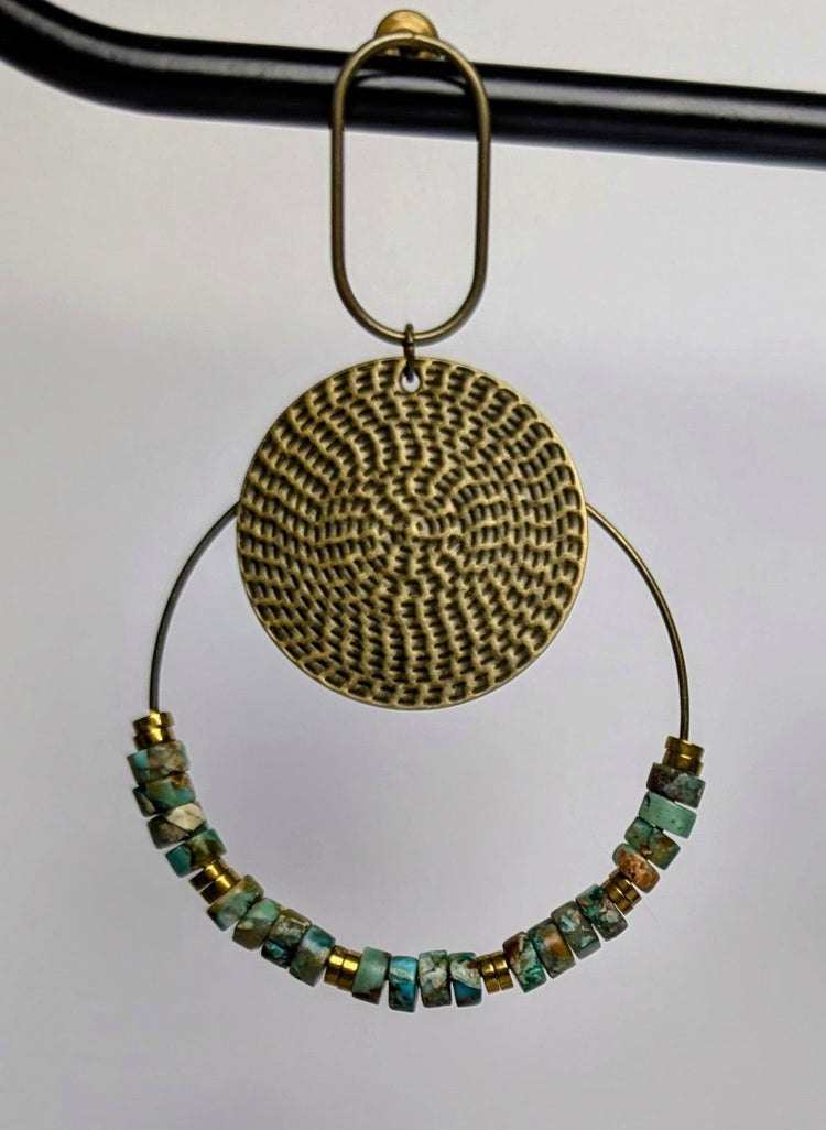 Boucles d'oreilles en laiton bronze, design vintage et chaleureux, avec pierres et perles naturelles.
